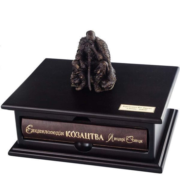 Книга &laquo;Енциклопедія козацтва. Лицарі Сонця&raquo; у дерев&rsquo;яному футлярі з козаком 42291 фото