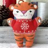 Ароматизована ялинкова прикраса - Тигр в червоному светрику з сніжинкою